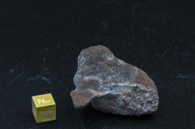 Arka planda göktaşı parçası