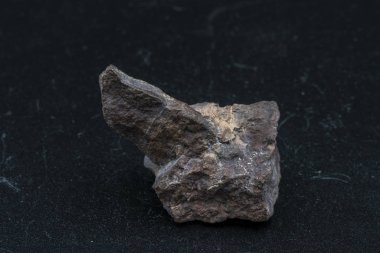 Arka planda göktaşı parçası