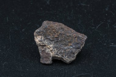 Arka planda göktaşı parçası