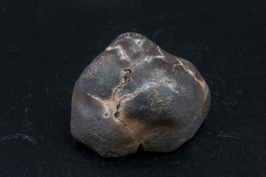 Arka planda göktaşı parçası