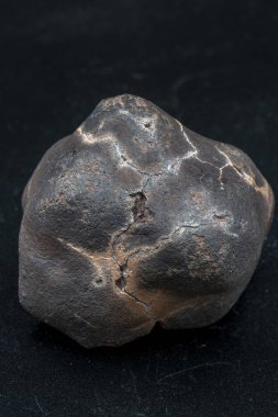 Arka planda göktaşı parçası