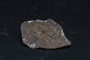 Arka planda göktaşı parçası