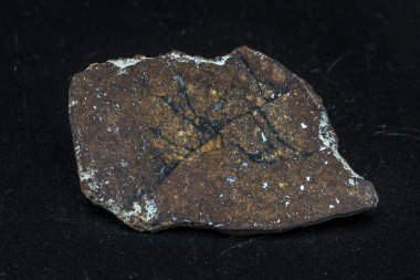 Arka planda göktaşı parçası