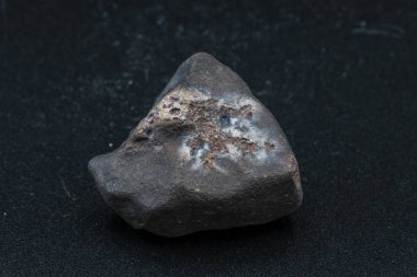 Arka planda göktaşı parçası