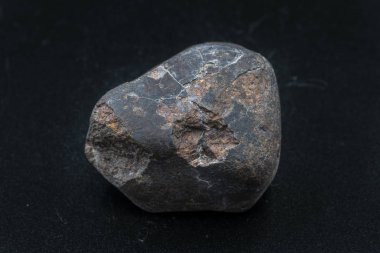 Arka planda göktaşı parçası