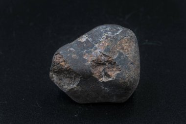 Arka planda göktaşı parçası