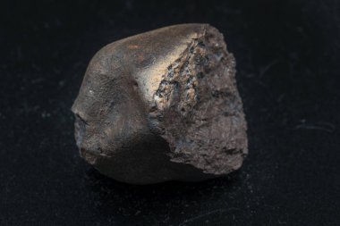 Arka planda göktaşı parçası