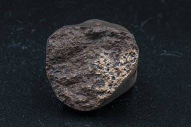 Arka planda göktaşı parçası