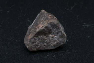 Arka planda göktaşı parçası