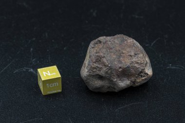 Arka planda göktaşı parçası