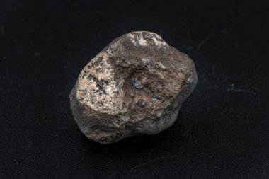 Arka planda göktaşı parçası