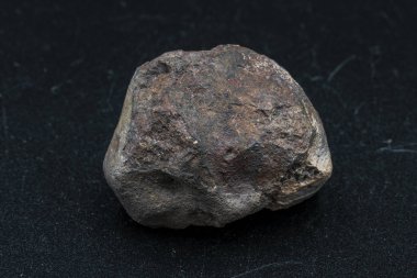 Arka planda göktaşı parçası