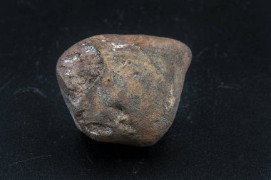 Arka planda göktaşı parçası