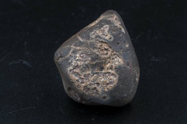 Arka planda göktaşı parçası