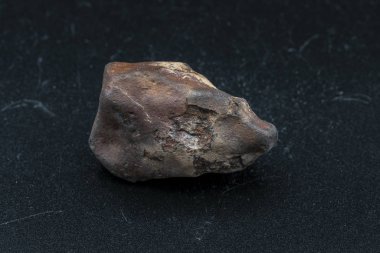 Arka planda göktaşı parçası