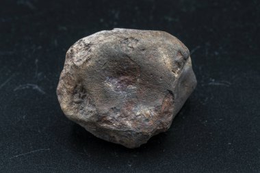 Arka planda göktaşı parçası