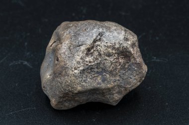 Arka planda göktaşı parçası