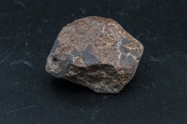 Arka planda göktaşı parçası