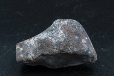 Arka planda göktaşı parçası