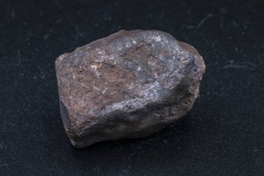 Arka planda göktaşı parçası