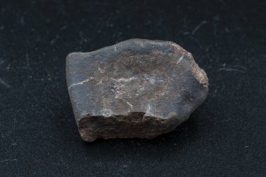 Arka planda göktaşı parçası