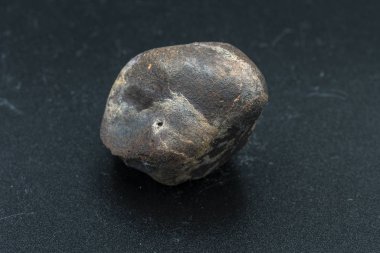 Arka planda göktaşı parçası