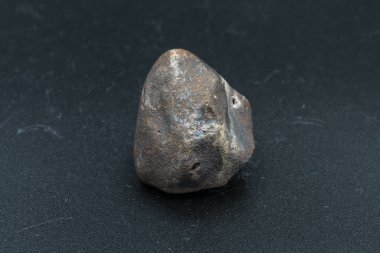 Arka planda göktaşı parçası