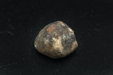 Arka planda göktaşı parçası