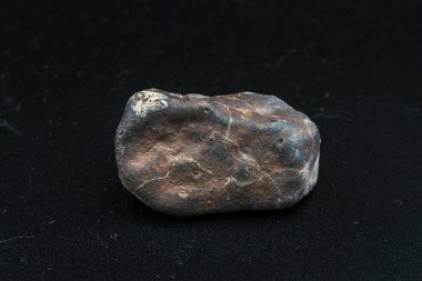 Arka planda göktaşı parçası