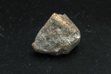 Arka planda göktaşı parçası