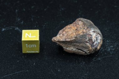 Arka planda göktaşı parçası