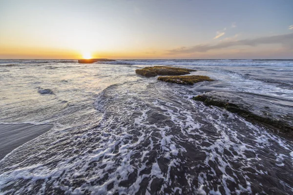 Солнце Садится Водный Горизонт Посреди Тихого Океана Создавая Чудесный Красочный — стоковое фото