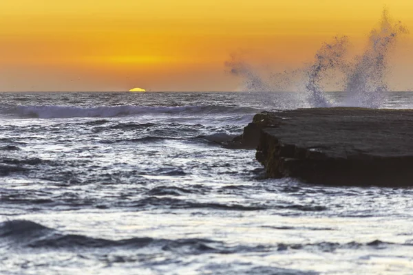 Sol Pone Debajo Horizonte Acuático Medio Del Océano Pacífico Creando — Foto de Stock