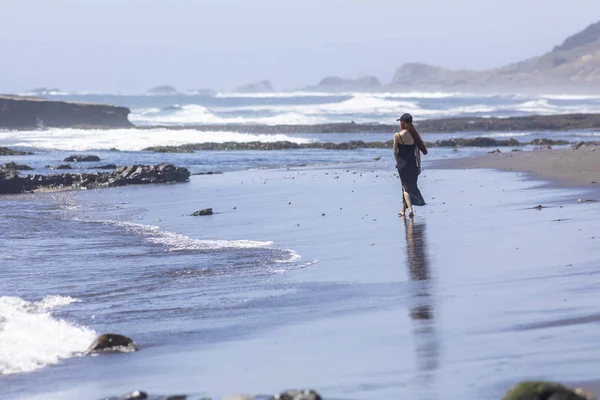 Jeune Femme Robe Noire Cabane Marchant Sur Côte Humide Plage Images De Stock Libres De Droits