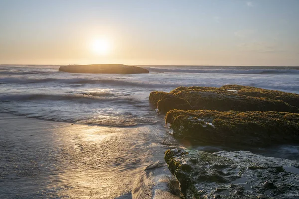 Солнце Садится Водный Горизонт Посреди Тихого Океана Создавая Чудесный Красочный — стоковое фото