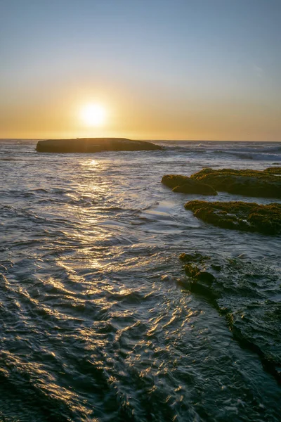 Sol Pone Debajo Horizonte Acuático Medio Del Océano Pacífico Creando — Foto de Stock