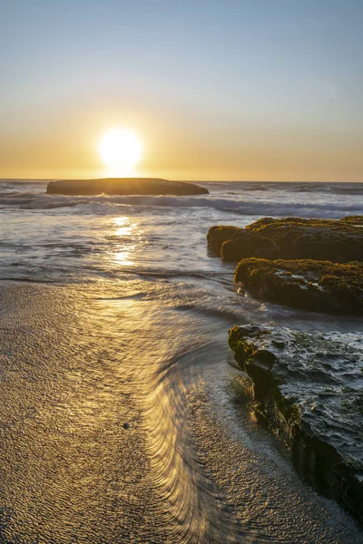 Sol Pone Debajo Horizonte Acuático Medio Del Océano Pacífico Creando — Foto de Stock