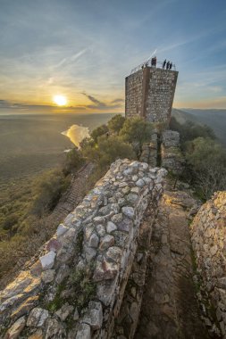 Ortaçağ 'dan kalma muhteşem ve terk edilmiş bir şatonun manzarası. 