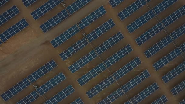 Luchtbeelden Van Honderden Zonne Energie Modules Panelen Rijen Langs Het — Stockvideo