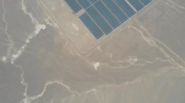 Atacama Çölü'nde kuru topraklar boyunca yüzlerce güneş enerjisi modülleri veya paneller satır hava görüntüleri, Şili. Büyük Fotovoltaik Pv Bitki görünümü bir hava drone noktasından çölün ortasında