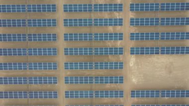 Atacama Çölü'nde kuru topraklar boyunca yüzlerce güneş enerjisi modülleri veya paneller satır hava görüntüleri, Şili. Büyük Fotovoltaik Pv Bitki görünümü bir hava drone noktasından çölün ortasında