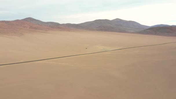 アタカマ砂漠を探索するすべての地形車両とこの素晴らしい砂漠の最も乾燥したエリアで広大な乾燥拡張 空中から無限の砂の延長を横断する畏敬の念の道の旅の冒険 — ストック動画