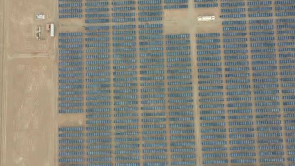 智利阿塔卡马沙漠旱地数百个太阳能组件或面板的空中镜头 从空中无人机的角度来看 沙漠中巨大的光伏发电厂 — 图库视频影像
