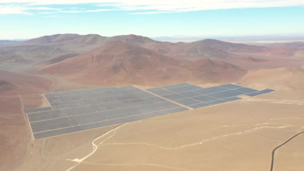 アタカマ砂漠における太陽光発電所ジャビエラ太陽光の空中展望 — ストック動画