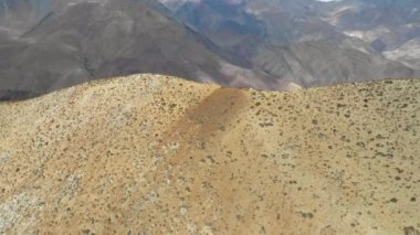 Atacama Çölü And Dağları 'na UFO iniş alanı. Elqui Vadisi 'nde olağan UFO gözlemleri olan bu uzak bölgeye eski bir UFO inmiş gibi dağın tepesinde koyu kahverengi bir iz görülebiliyordu.