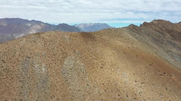 アタカマ砂漠アンデス山脈のUfo着陸エリア 暗い茶色の印は エルキー渓谷で通常のUfo目撃があるこの遠隔地に着陸した古いUfoのような山頂で見ることができました — ストック動画