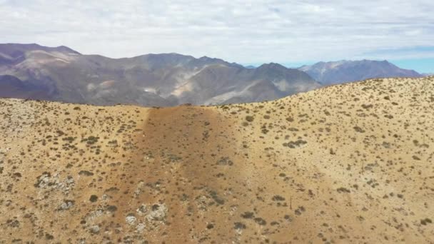 アタカマ砂漠アンデス山脈のUfo着陸エリア 暗い茶色の印は エルキー渓谷で通常のUfo目撃があるこの遠隔地に着陸した古いUfoのような山頂で見ることができました — ストック動画