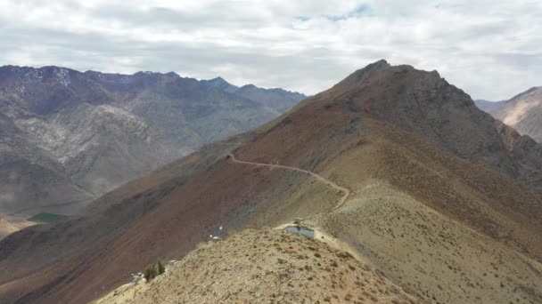 空中映像 アタカマ砂漠のクエンカ アルタ リマリ渓谷を飛び回る — ストック動画