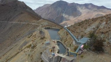 Andes Dağları 'nın içindeki Atacama Çölü' nün güneyindeki hava görüntüsü Hidroenerji Santrali. And Dağları 'nın yeşil vadilerinde kurak bir iklimde su yakalamak. And Dağları 'nın kalbinde muhteşem bir manzara
