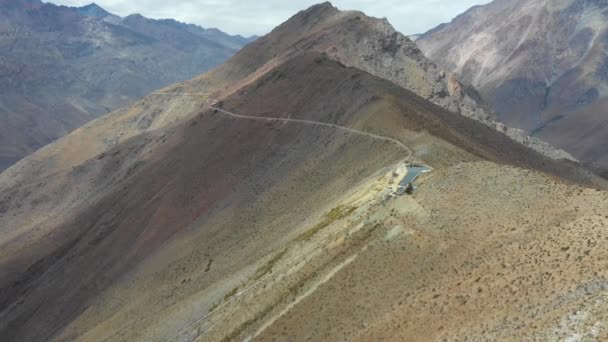 在阿塔卡马沙漠最南端安第斯山脉内的Aerial View Hydro Energy Power Plant在安第斯山脉绿色山谷顶部的干旱气候中取水 安第斯地区令人敬畏的风景 — 图库视频影像